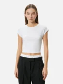 スリムフィットのベーシックな無地Tシャツ